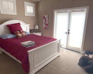 Queen size bedframe