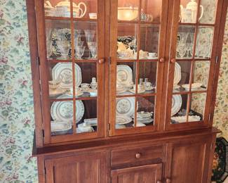 Ethan Allan China Hutch/Cabinet w/Light