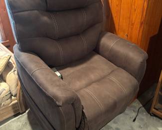 NWT Ashley signature lift chair