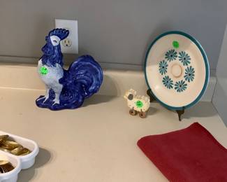 Blue and white roaster, gold tableware.