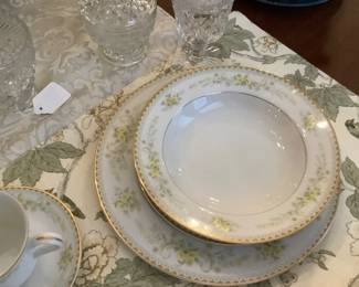 Crystal glasses with the fine China.