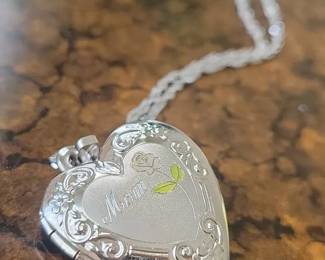 Moms Locket In 14kt White Gold