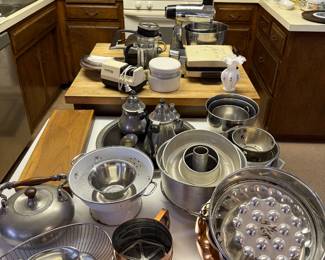 Kitchenware and vintage appliances 