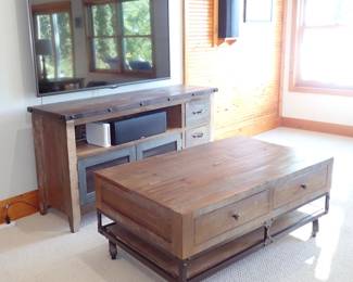 TV - ENTERMENTCENTER - INDUSTRIAL COFFEE TABLE ON WHEELS WITH STORAGE