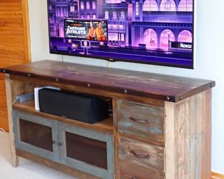 ENTERTAINMENT CENTER - TV