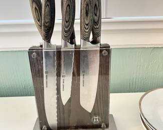 Schmidt Brothers Bonded Ash Cutlery Knife Set- 7 pc Set w/ Magnetic Stand and 4 Gabbay White Dinner Plates