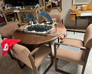 Round table and 4 padded chairs, cool craines