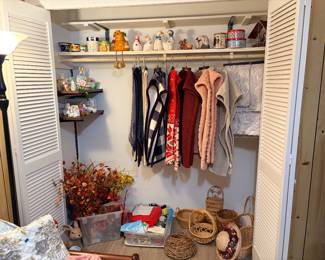 Holiday Decor, Blankets, Baskets