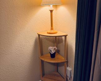 Corner shelf