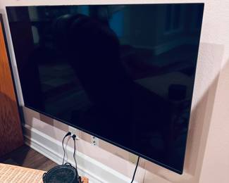 Flat screen TV and mounting bracket