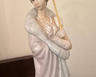 Lladro 'Milanese Lady' Figurine (Model 5323)