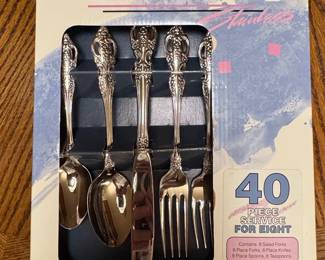Oneida Michelangelo 40-Piece Stainless Steel Flatware Service for Eight