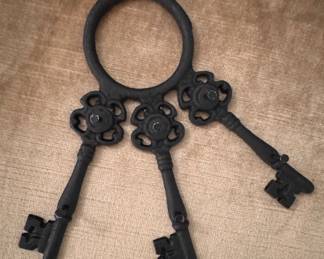 Vintage Cast Iron Decorative Skeleton Key Ring