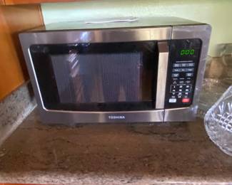 Large microwave works perfectly