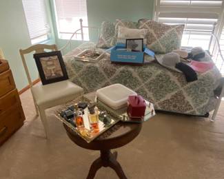 Daybed table