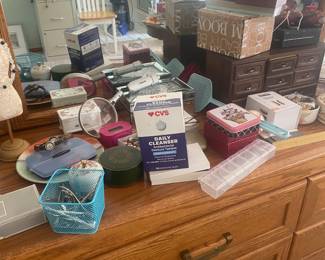 Miscellaneous items, jewelry trinkets