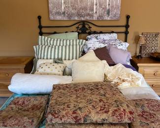 Queen size bedding, comforter sets, bed skirts, throw pillows