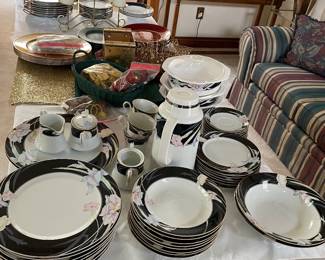 Dish wares, place settings, plates