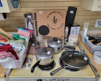 The Pampered Chef Family Heritage Collection Round Baking Stone