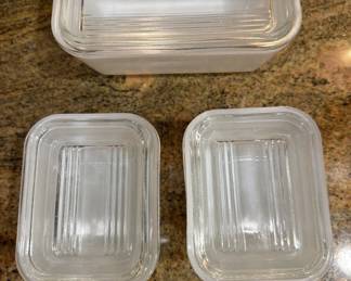 PYREX fridgey dishes.