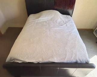 Like new bed. 