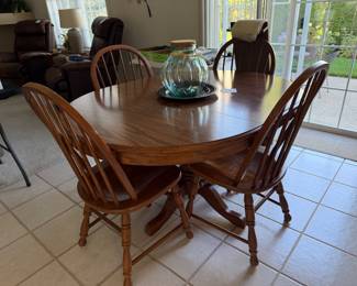 TELL CITY dining table with 2 leaves and 4 chairs.