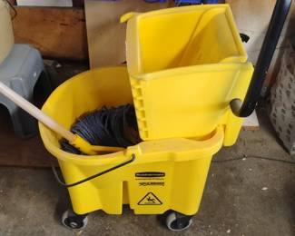 Rubbermaid WaveBrake Qt SidePress Mop Bucket  Wringer Combo