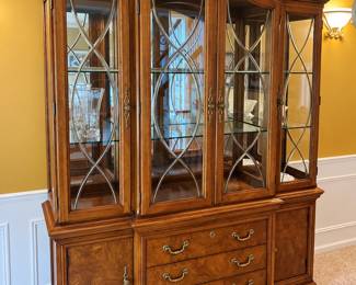Thomasville china hutch