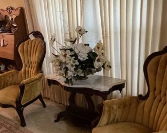 Pair of gold gentlemen‘s parlor arm chairs, a lyre marble top table