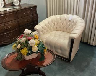 This is the sweetest leather barrel chair with a clover leaf table