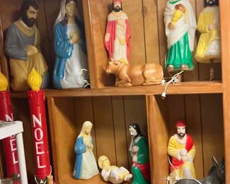 13 pieces of nativity blow mold. 