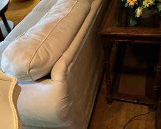 It has removable cushions on the bottom