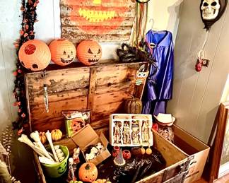BOOOO!!!! Halloween is upon us. Fun spooky decor and a pretty awesome large vintage trunk too.