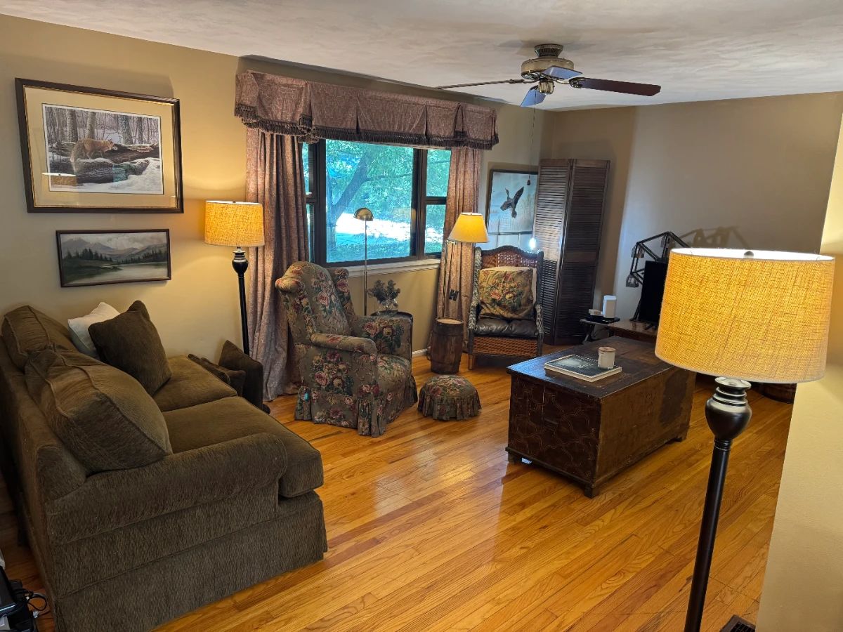 David's sister, an interior designer, has decorated and styled the home over the years and has curated some very cool pieces along the way! Too cute and too clean to turn down! Neat, unique finds
