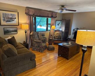 David's sister, an interior designer, has decorated and styled the home over the years and has curated some very cool pieces along the way! Too cute and too clean to turn down! Neat, unique finds