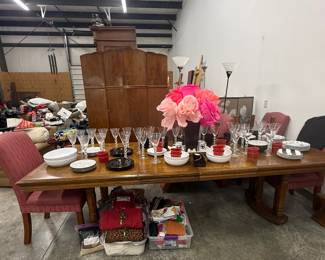 Dinning room table w/2 leafs 8 chairs