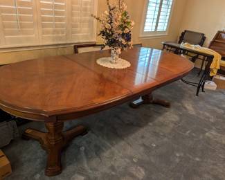 Beautiful Dining Table w/ 2 leaves. Matches Buffet- purchased from Haverty's