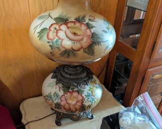 Beautiful Vintage - 'Gone with the Wind' Lamp.