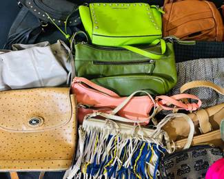 Men's wallets do not come with tassels.