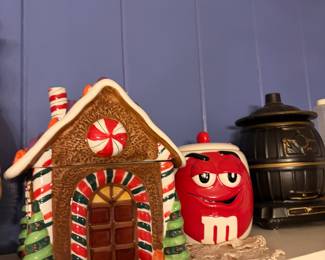 So Many Vintage Cookie Jars!