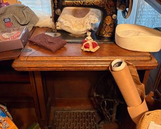 Vintage Singer Model 66 Hand Crank Sewing Machine