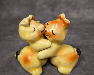 hugging bunny salt and pepper