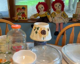 Kitchen: Vintage casseroles, cookware, small appliances, retro kitchen
