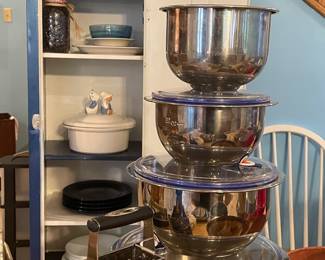Kitchen: Vintage casseroles, cookware, small appliances, retro kitchen
