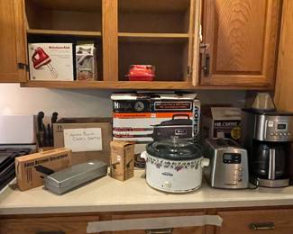 Kitchen: Vintage casseroles, cookware, small appliances, retro kitchen