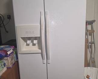 Whirlpool Refrigerator. Excellent condition. *Available for Pre-Sale *