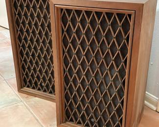 Pair of vintage Pioneer CS-77 floor speakers, in excellent working condition.