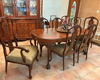Antique Edwardian burled walnut dining table and 8 chairs with custom upholstery, early 20th century.