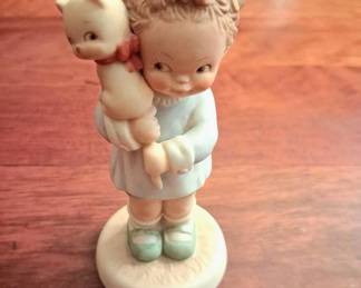 Some smaller figurines ceramic, some glass arrangements and others.