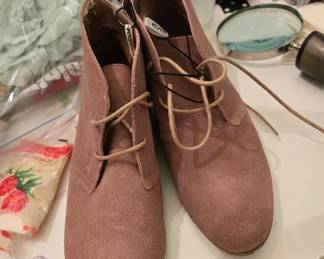 Many size lots shoes women sizes 7-1/2 mainly few size 8 for petite women